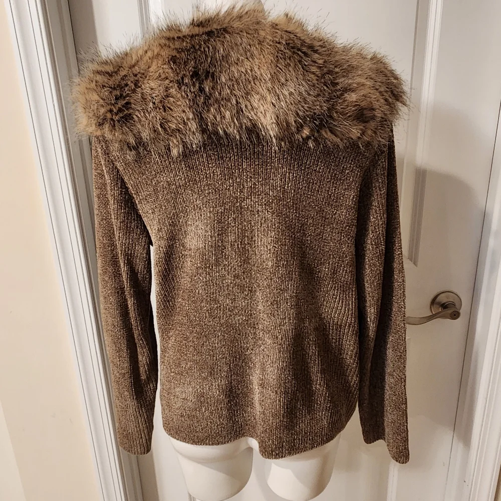 Lisa Intetnational XL Sweater With Faux Fur Collar